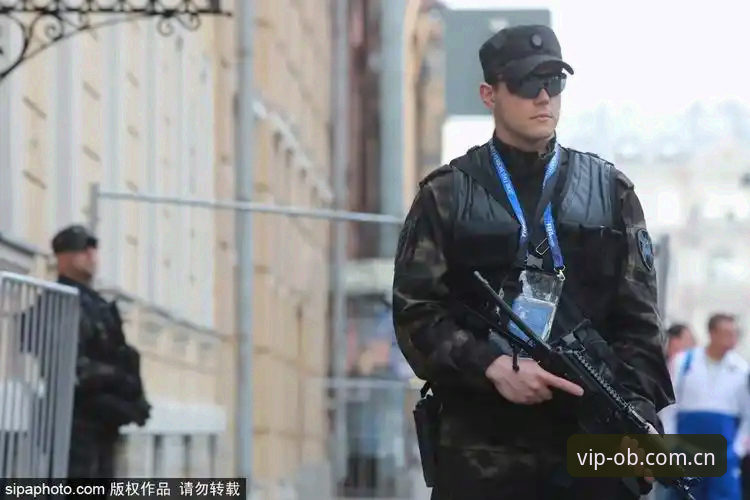世界杯安保警力缩减事件详解：从40人到3人的数据对比与观赛影响分析